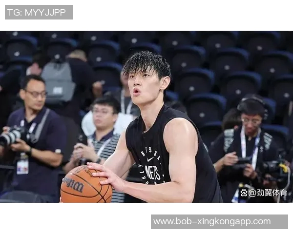 曾凡博与狄龙赛前激情致辞引发现场球迷热烈欢呼气氛高涨 曾凡博与狄龙赛前激情致辞引发现场球迷热烈欢呼气氛高涨