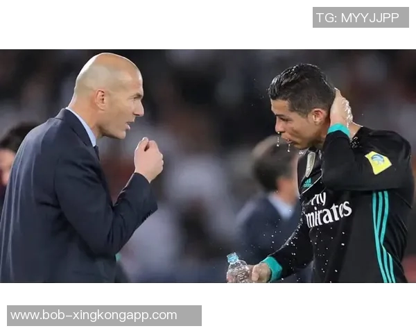 齐达内谈完美球员标准强调左右脚视野头球能力与C罗大罗进球天赋