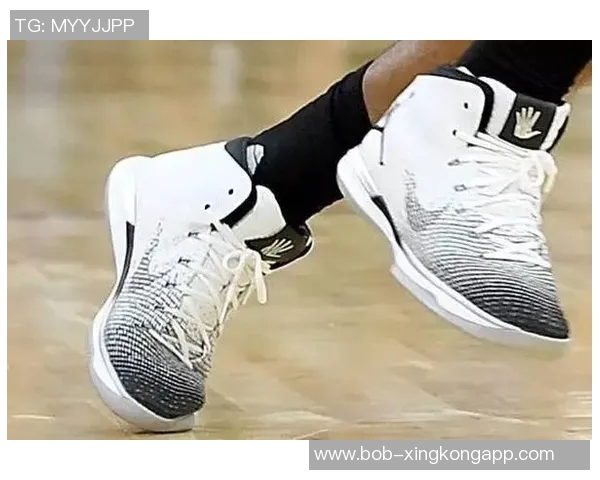 康涅狄格大学球员脚踩哈士奇PE球鞋引发媒体热议 康涅狄格大学球员脚踩哈士奇PE球鞋引发媒体热议